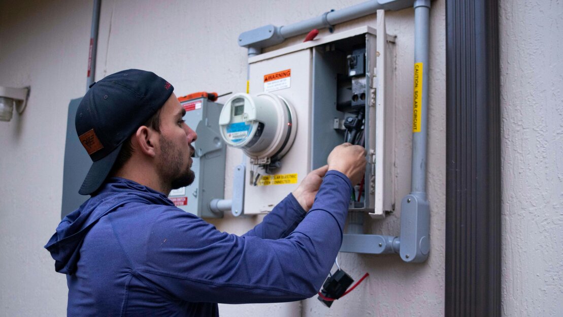 Handwerker führt Wartungsarbeiten aus